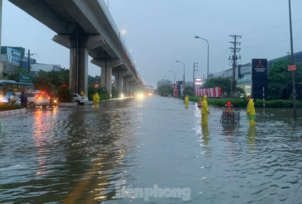 Phong tỏa nhiều tuyến phố Hà Nội do ngập nước kéo dài- Ảnh 3.