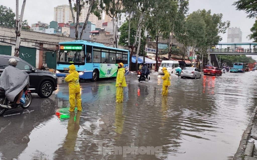 Phong tỏa nhiều tuyến phố Hà Nội do ngập nước kéo dài- Ảnh 4.