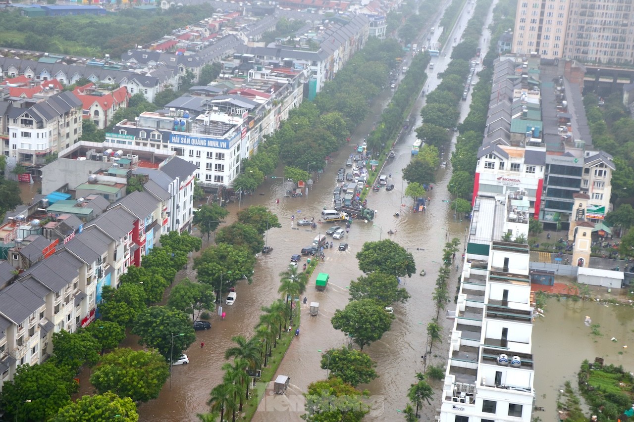 "Ốc đảo triệu đô" ngập sâu, người dân vật vã lội nước đi làm- Ảnh 1.