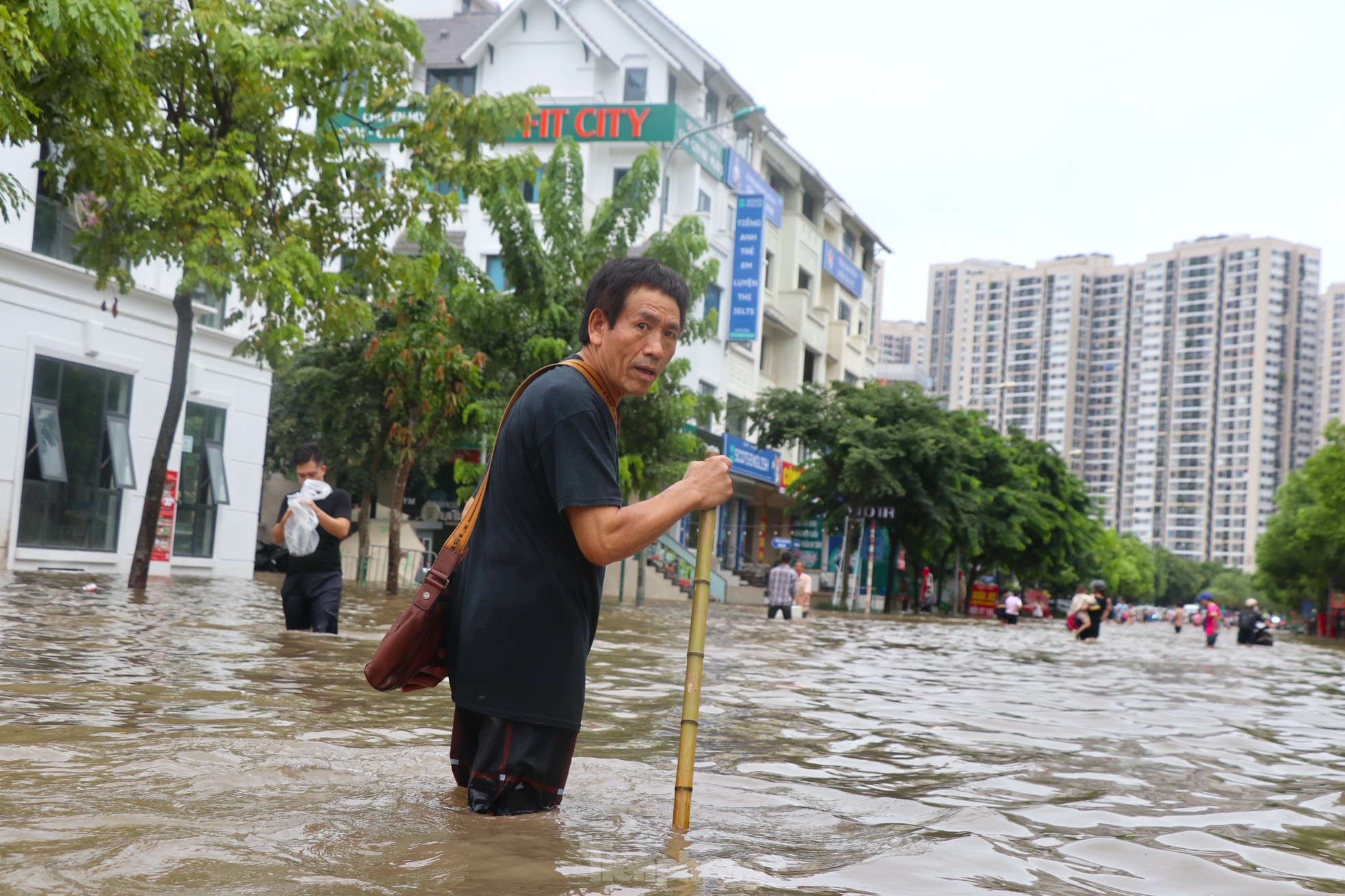 "Ốc đảo triệu đô" ngập sâu, người dân vật vã lội nước đi làm- Ảnh 6.