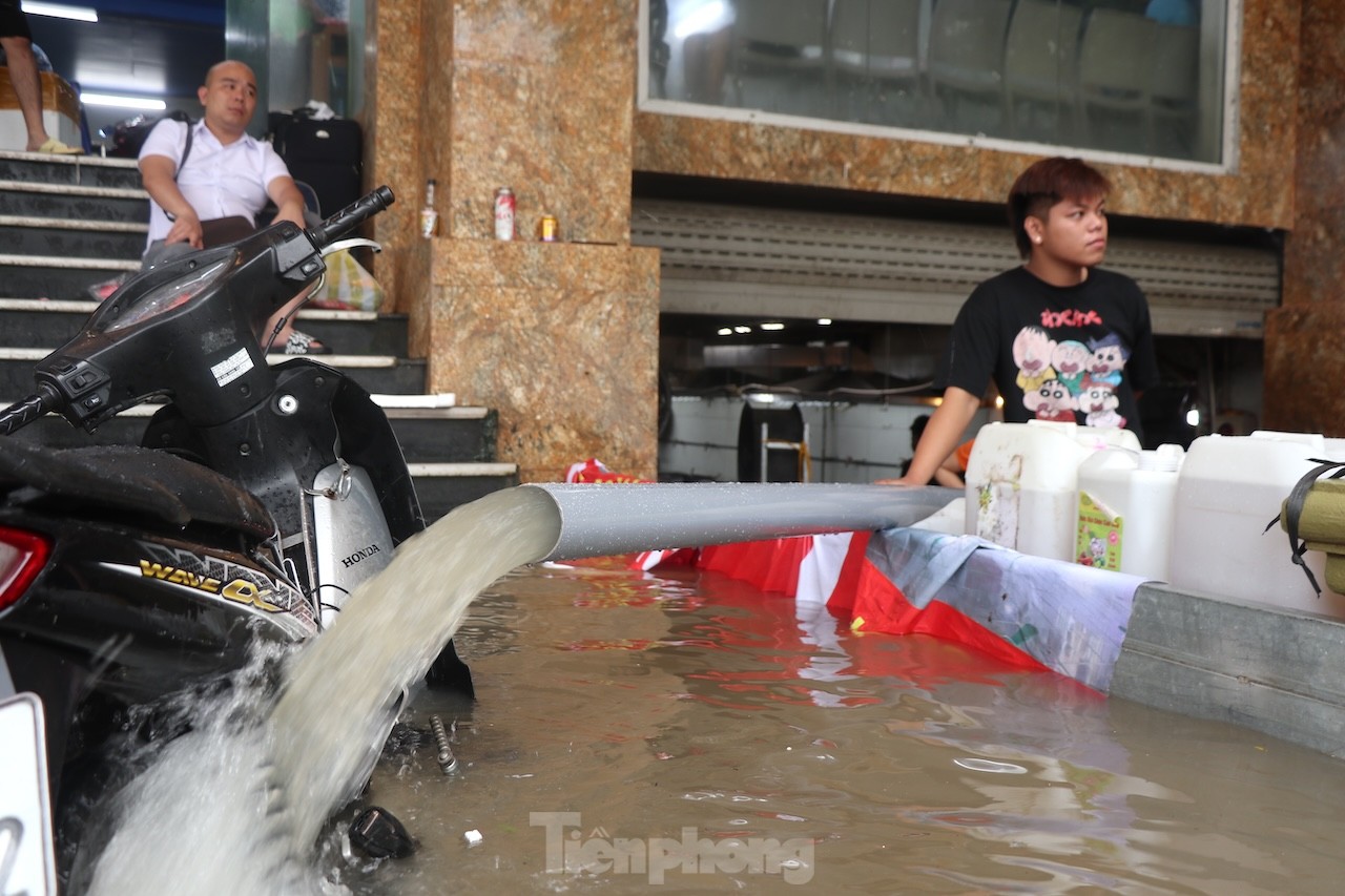 "Ốc đảo triệu đô" ngập sâu, người dân vật vã lội nước đi làm- Ảnh 11.