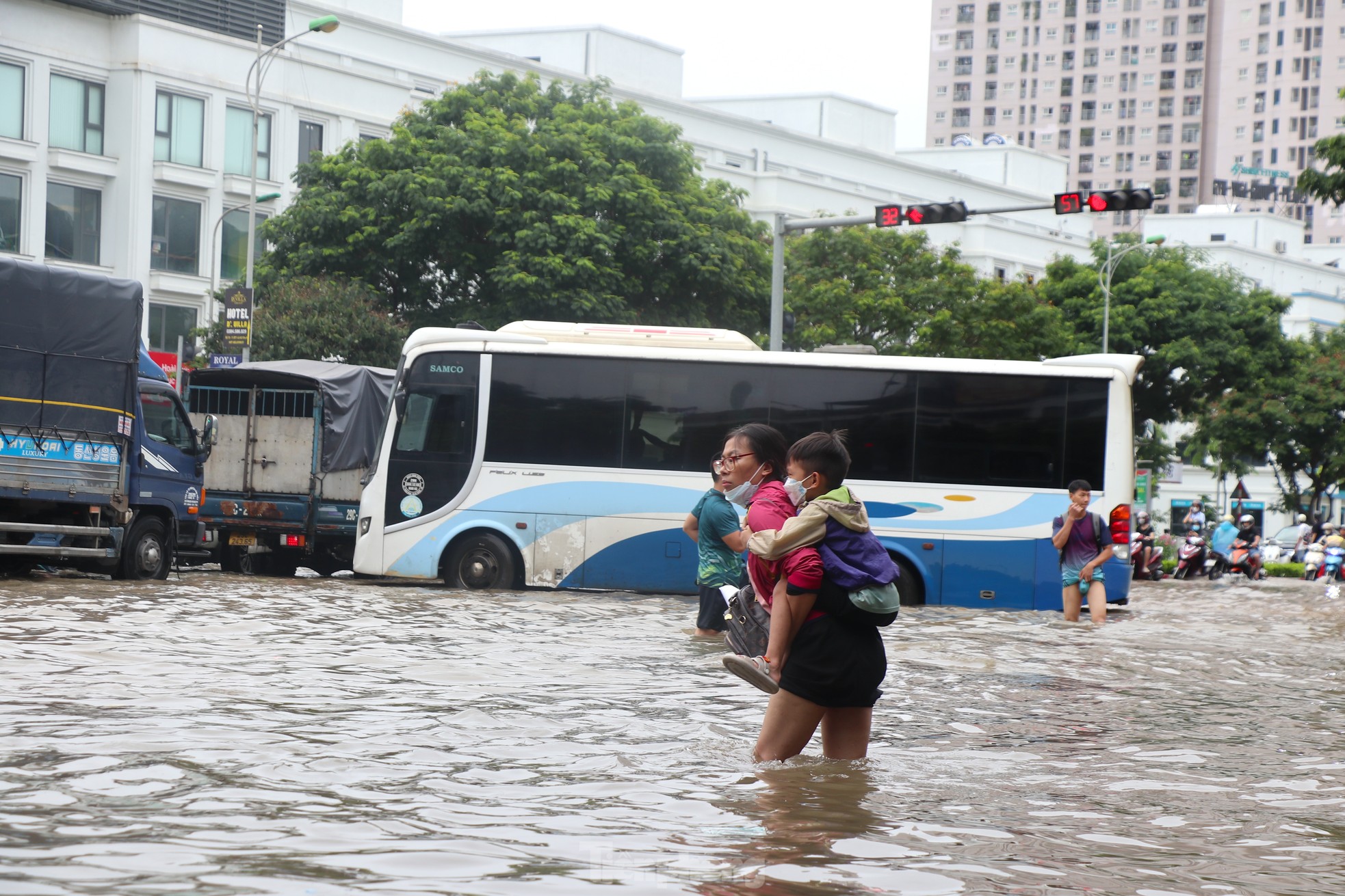 "Ốc đảo triệu đô" ngập sâu, người dân vật vã lội nước đi làm- Ảnh 3.