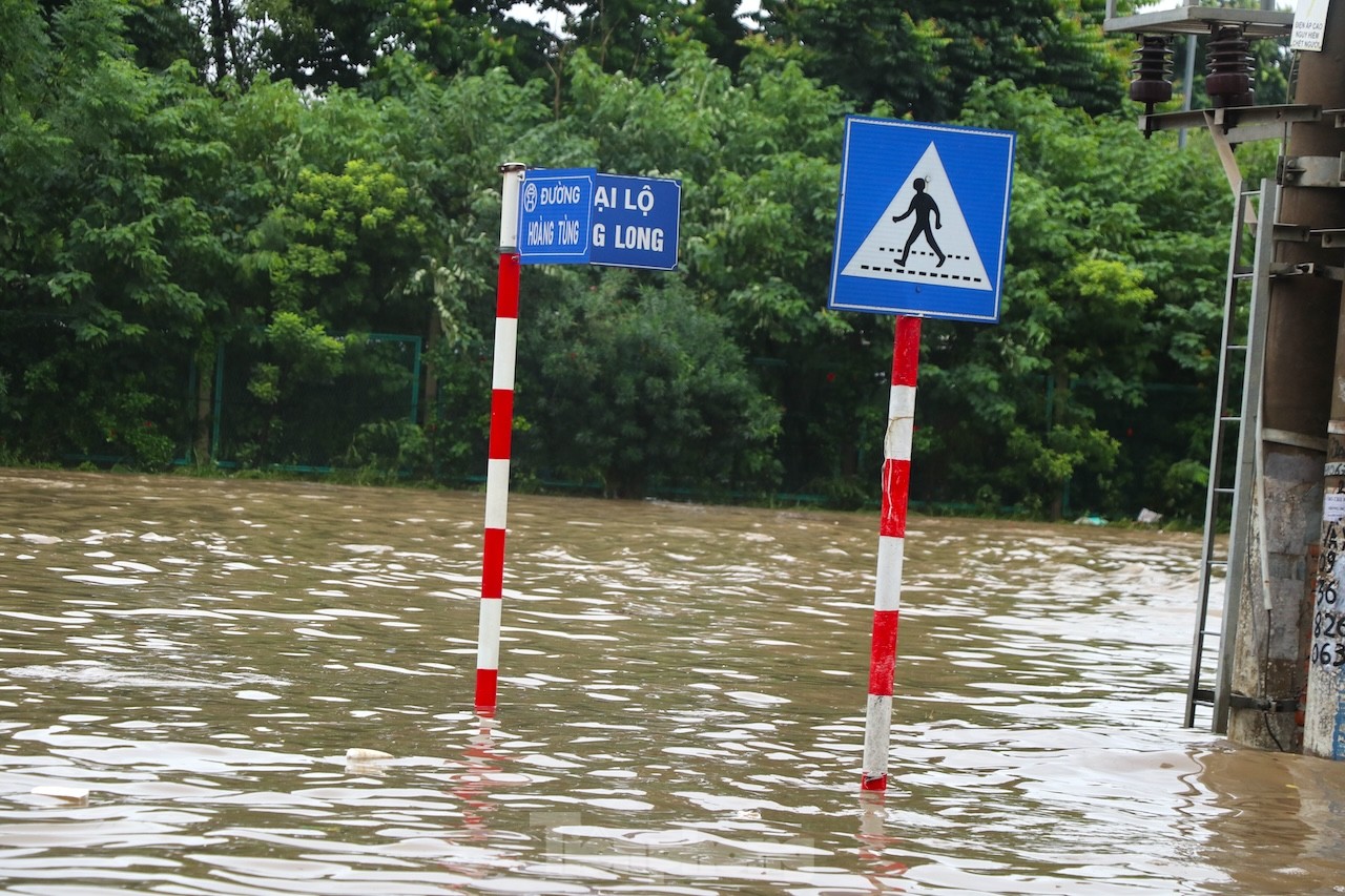 "Ốc đảo triệu đô" ngập sâu, người dân vật vã lội nước đi làm- Ảnh 13.