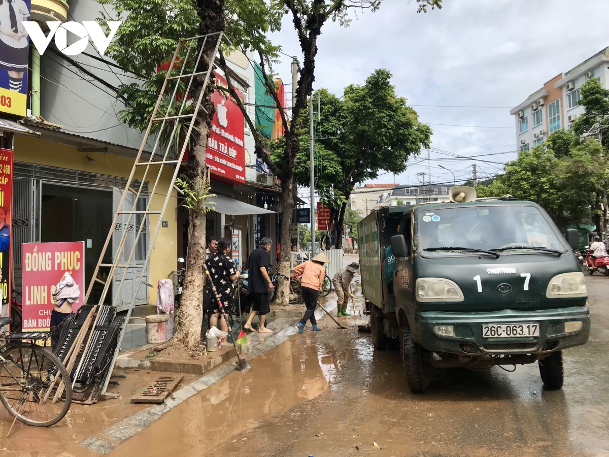 Trời tạnh, nước rút, người dân Sơn La khẩn trương dọn dẹp bùn đất sau lũ- Ảnh 7.