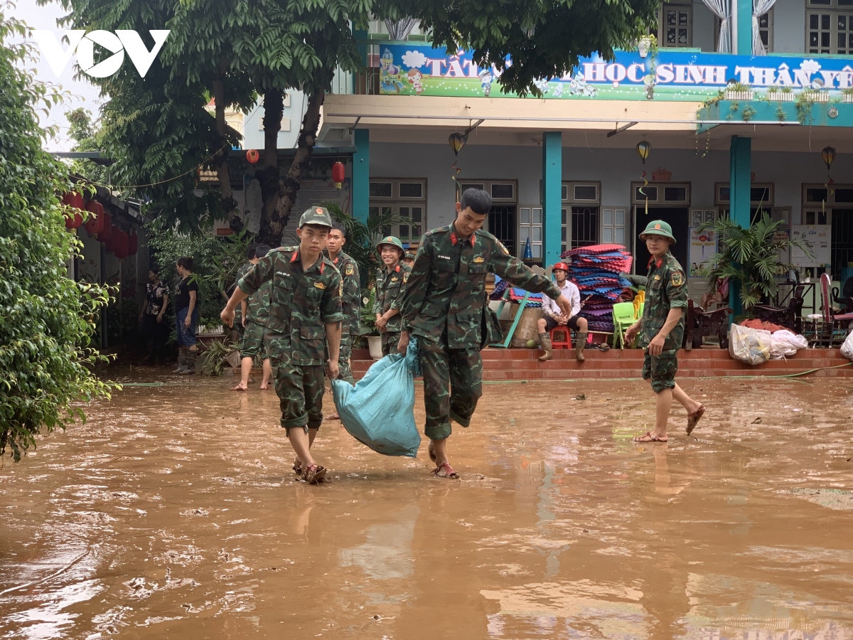 Trời tạnh, nước rút, người dân Sơn La khẩn trương dọn dẹp bùn đất sau lũ- Ảnh 13.