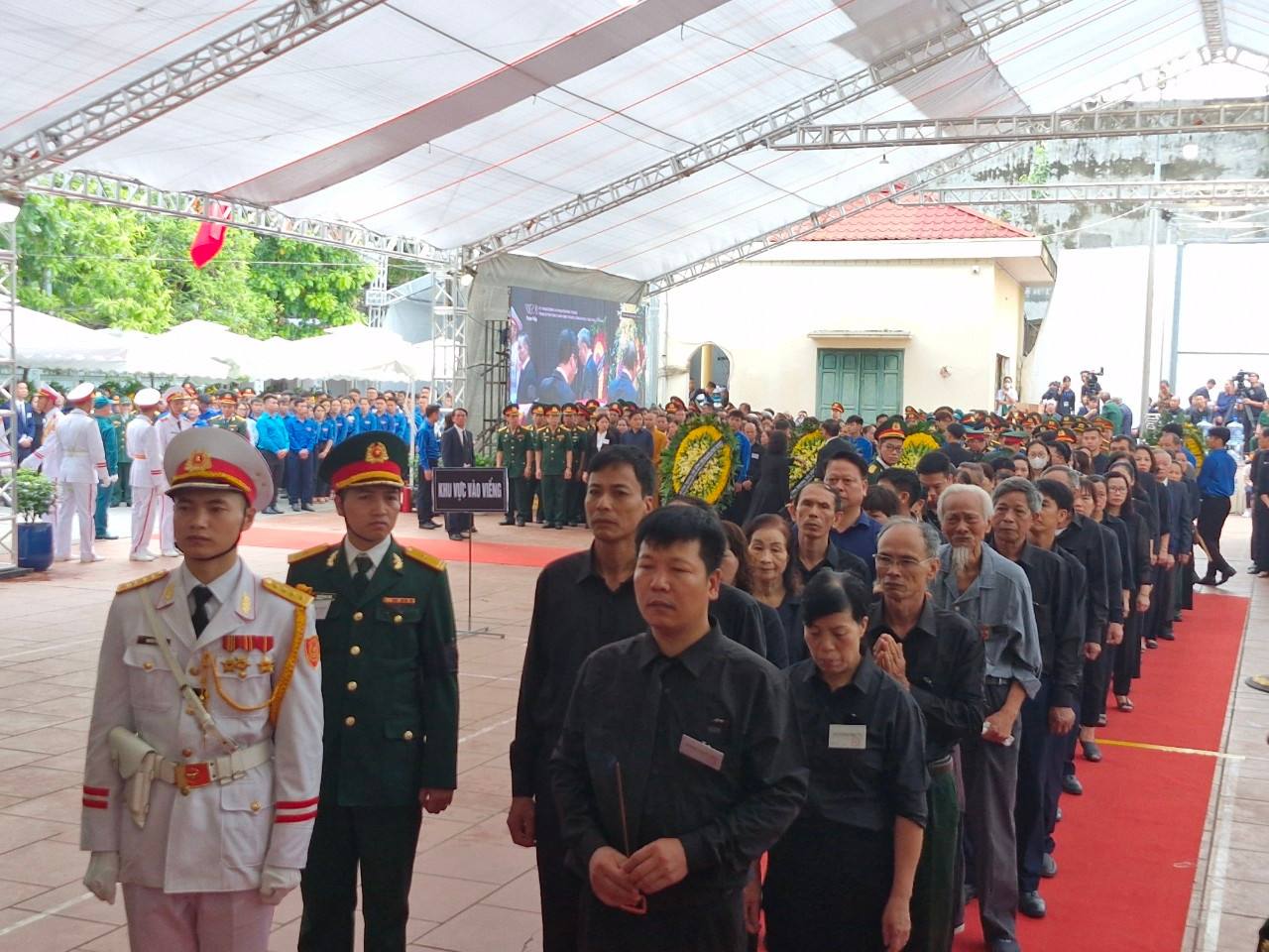 Tại thôn Lại Đà, xã Đông Hội (huyện Đông Anh): Dòng người xúc động, thành kính vào viếng Tổng Bí thư- Ảnh 1.