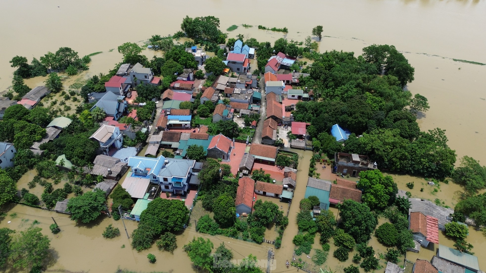 Hà Nội: Nhiều gia đình chèo thuyền, bồng bế con nhỏ di tản khỏi vùng lũ- Ảnh 12.