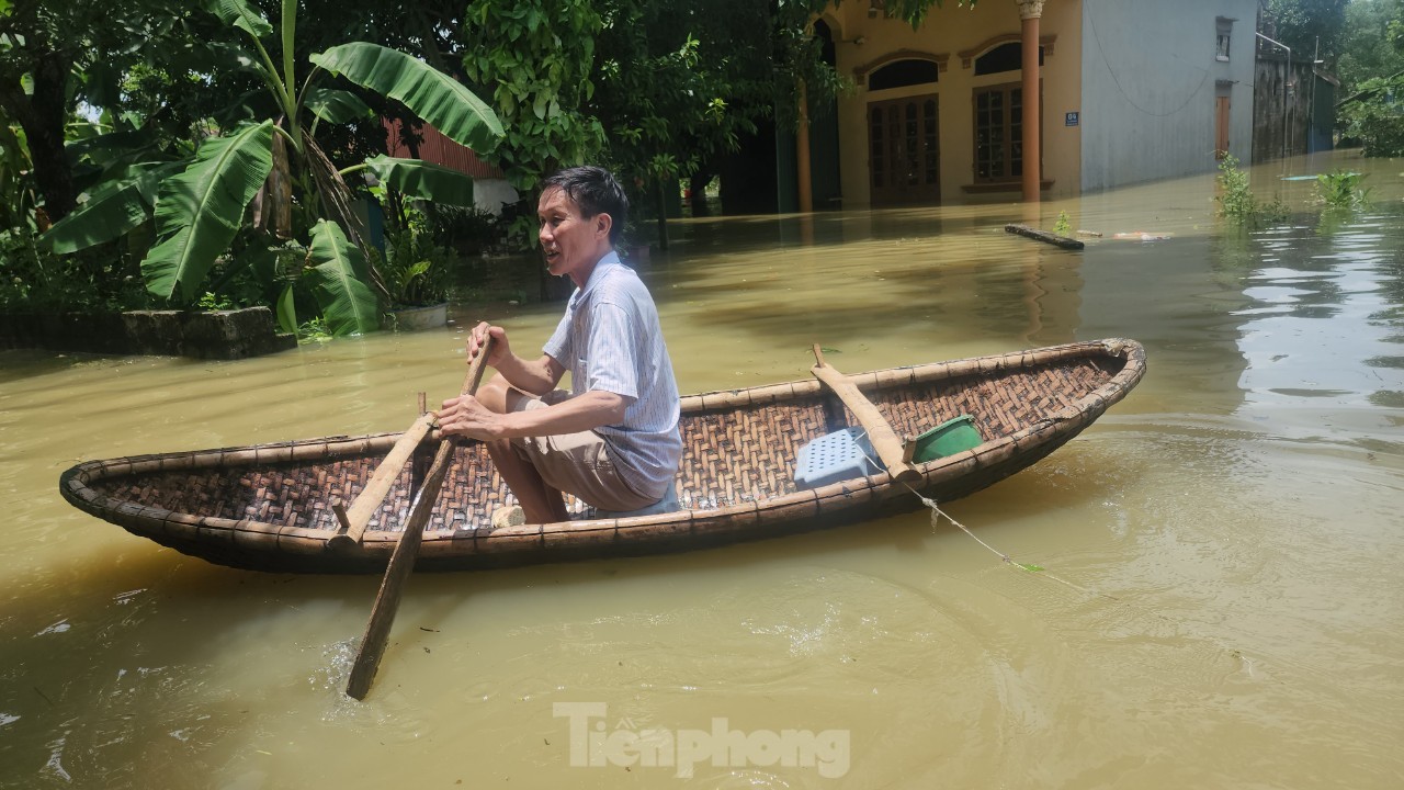 Hà Nội: Nhiều gia đình chèo thuyền, bồng bế con nhỏ di tản khỏi vùng lũ- Ảnh 5.