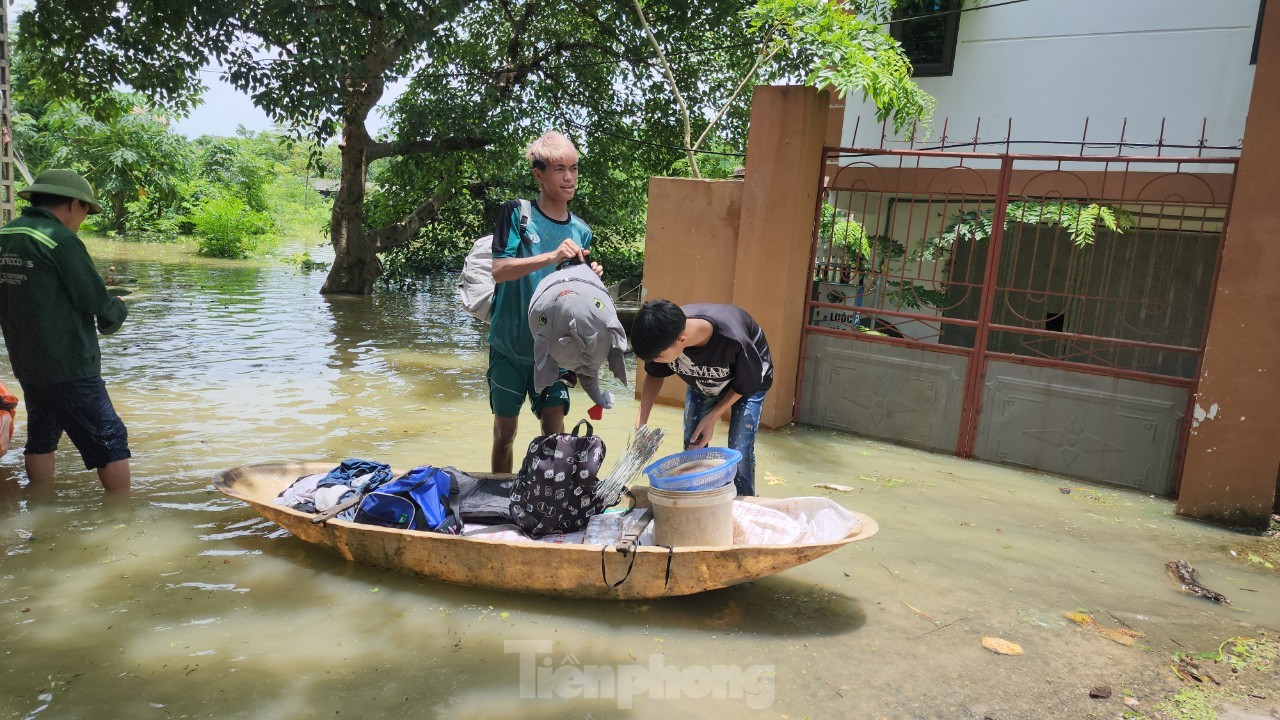 Hà Nội: Nhiều gia đình chèo thuyền, bồng bế con nhỏ di tản khỏi vùng lũ- Ảnh 6.