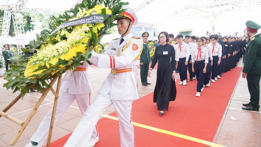 Giáo viên, học sinh thành kính tưởng niệm Tổng Bí thư Nguyễn Phú Trọng- Ảnh 1.