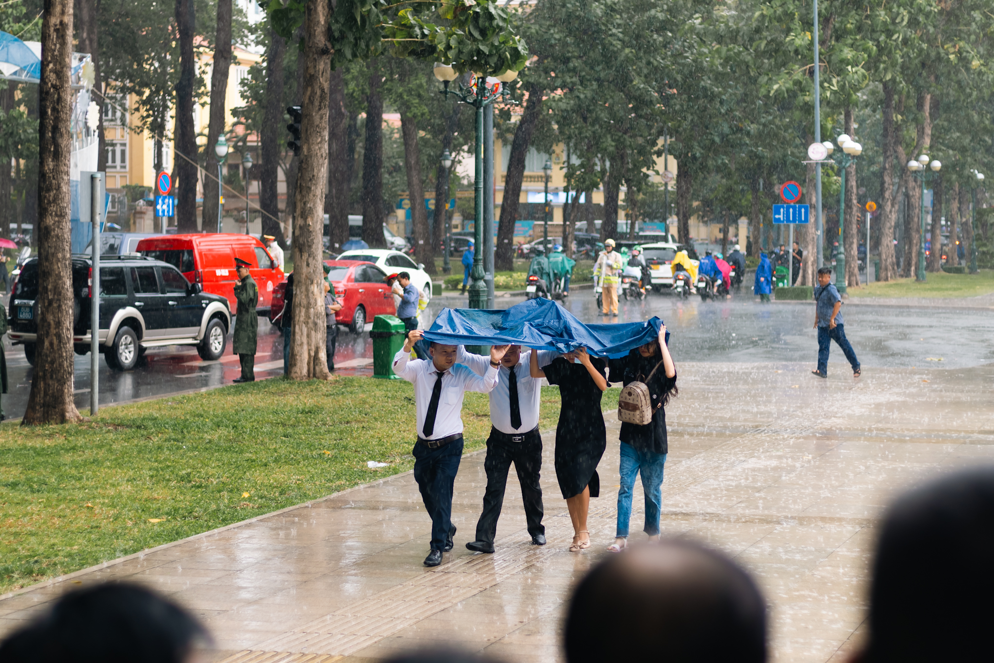 Dòng người đội mưa vào viếng Tổng Bí thư Nguyễn Phú Trọng tại Hội trường Thống Nhất- Ảnh 12.