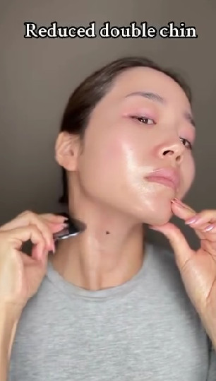 U40 chưa một lần tiêm botox hay fillers, beauty blogger dùng đá massage tập trung 4 điểm để da căng bóng không nếp nhăn- Ảnh 4.