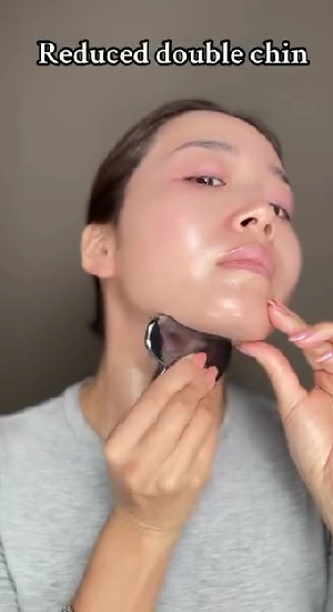 U40 chưa một lần tiêm botox hay fillers, beauty blogger dùng đá massage tập trung 4 điểm để da căng bóng không nếp nhăn- Ảnh 7.