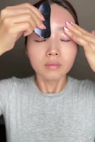 U40 chưa một lần tiêm botox hay fillers, beauty blogger dùng đá massage tập trung 4 điểm để da căng bóng không nếp nhăn- Ảnh 9.