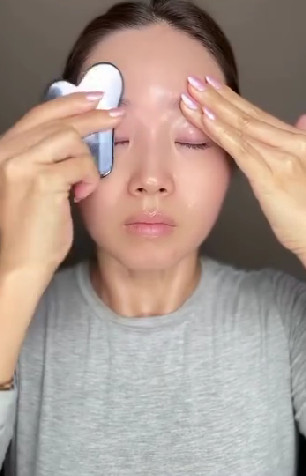 U40 chưa một lần tiêm botox hay fillers, beauty blogger dùng đá massage tập trung 4 điểm để da căng bóng không nếp nhăn- Ảnh 10.