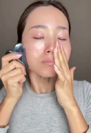 U40 chưa một lần tiêm botox hay fillers, beauty blogger dùng đá massage tập trung 4 điểm để da căng bóng không nếp nhăn- Ảnh 11.