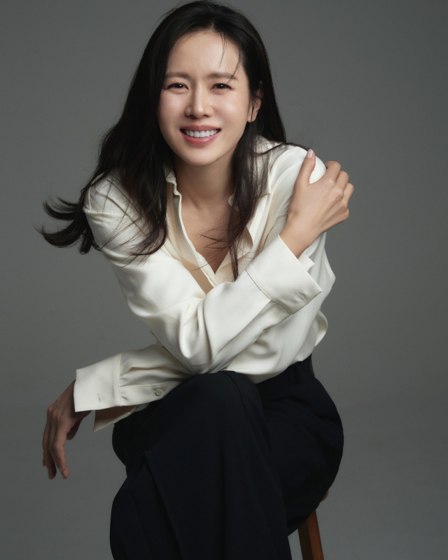 Son Ye Jin cực thanh lịch mỗi khi diện đồ kiểu này- Ảnh 1.