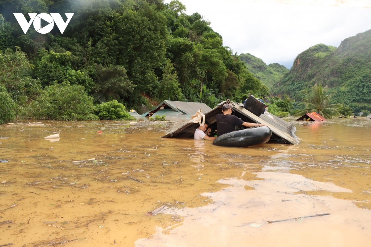 Mưa lũ kinh hoàng, nước vẫn ngập đến nóc nhà gần 40 hộ dân ở Thuận Châu (Sơn La)- Ảnh 1.