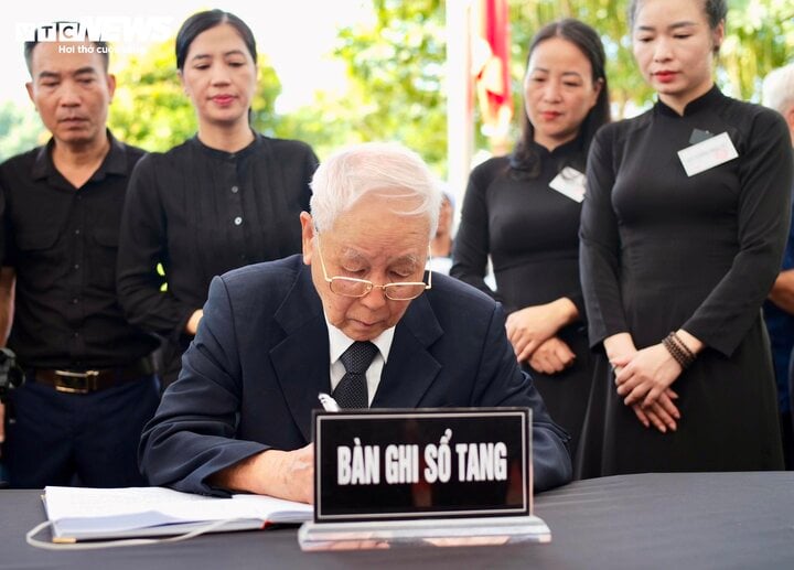 Thầy giáo ngồi xe lăn, ghi sổ tang viếng học trò Nguyễn Phú Trọng tại quê nhà- Ảnh 2.