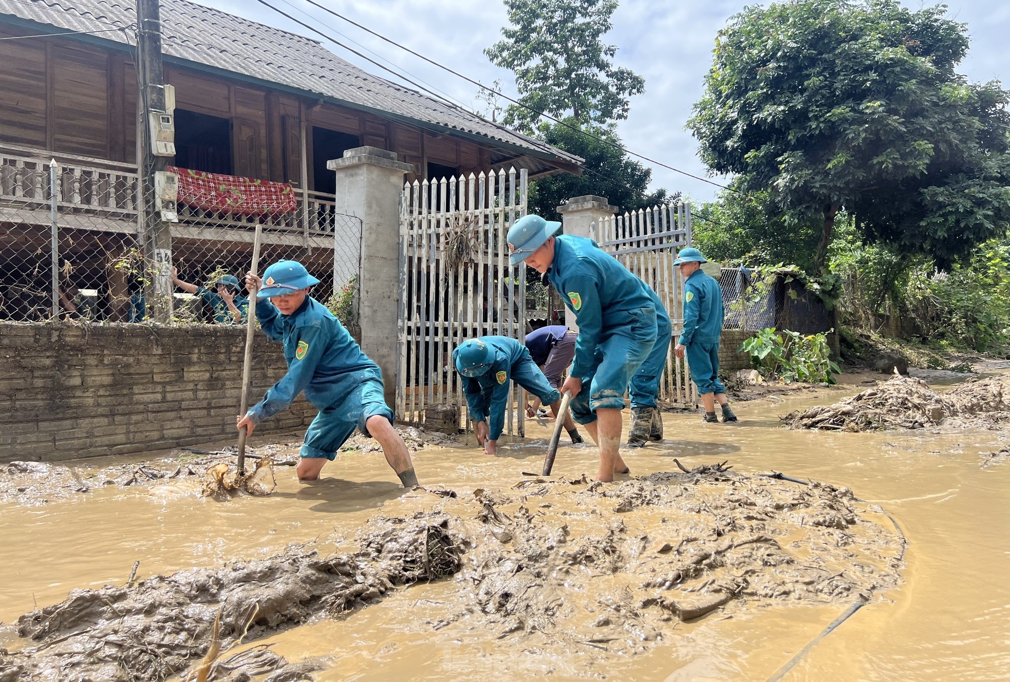 Bới từng gốc cây, lật từng tảng đá tìm người mất tích do lũ quét ở Điện Biên- Ảnh 3.