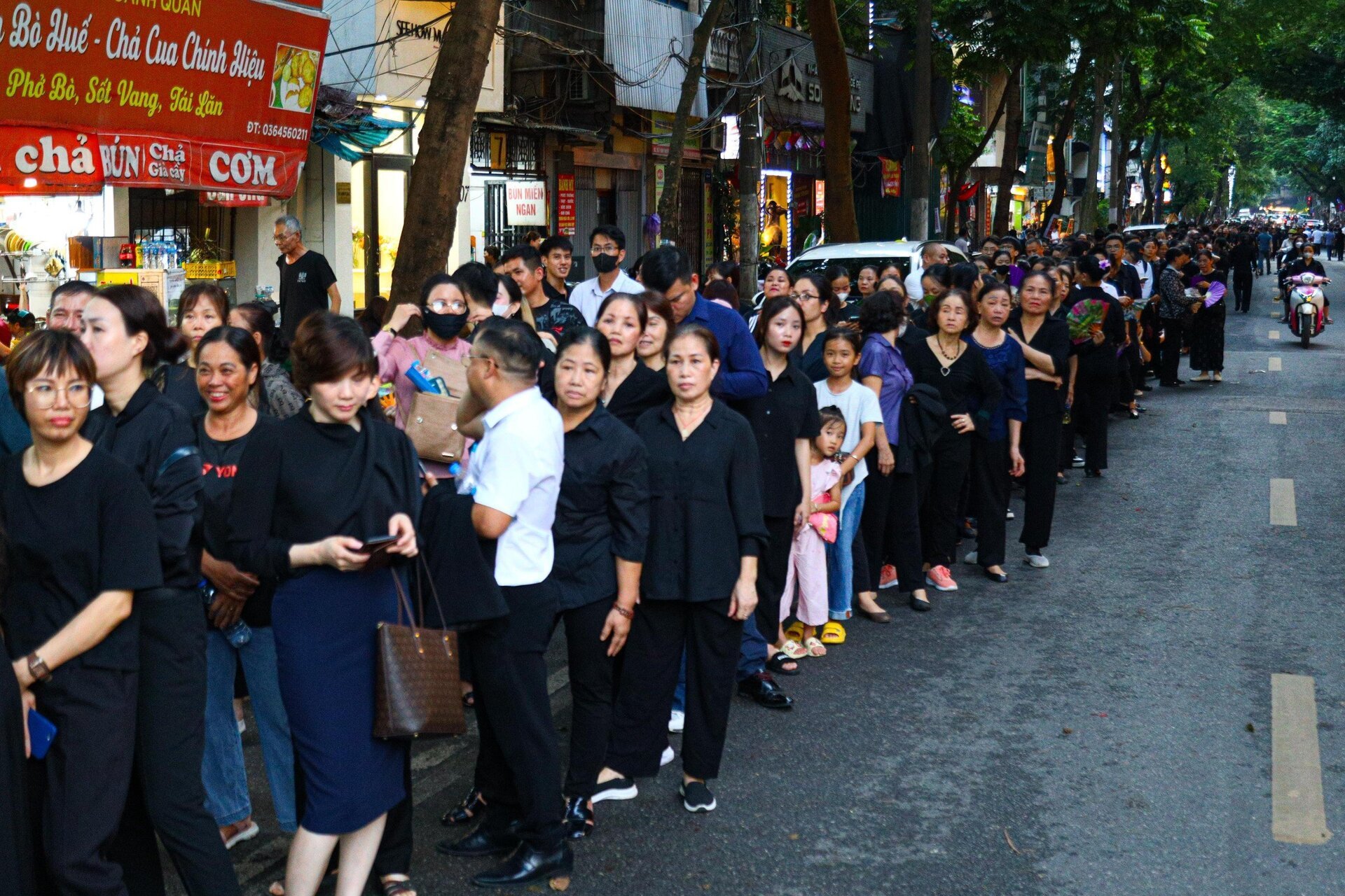 Ông lão chống nạng vượt gần 900km ra Hà Nội viếng Tổng Bí thư Nguyễn Phú Trọng- Ảnh 14.