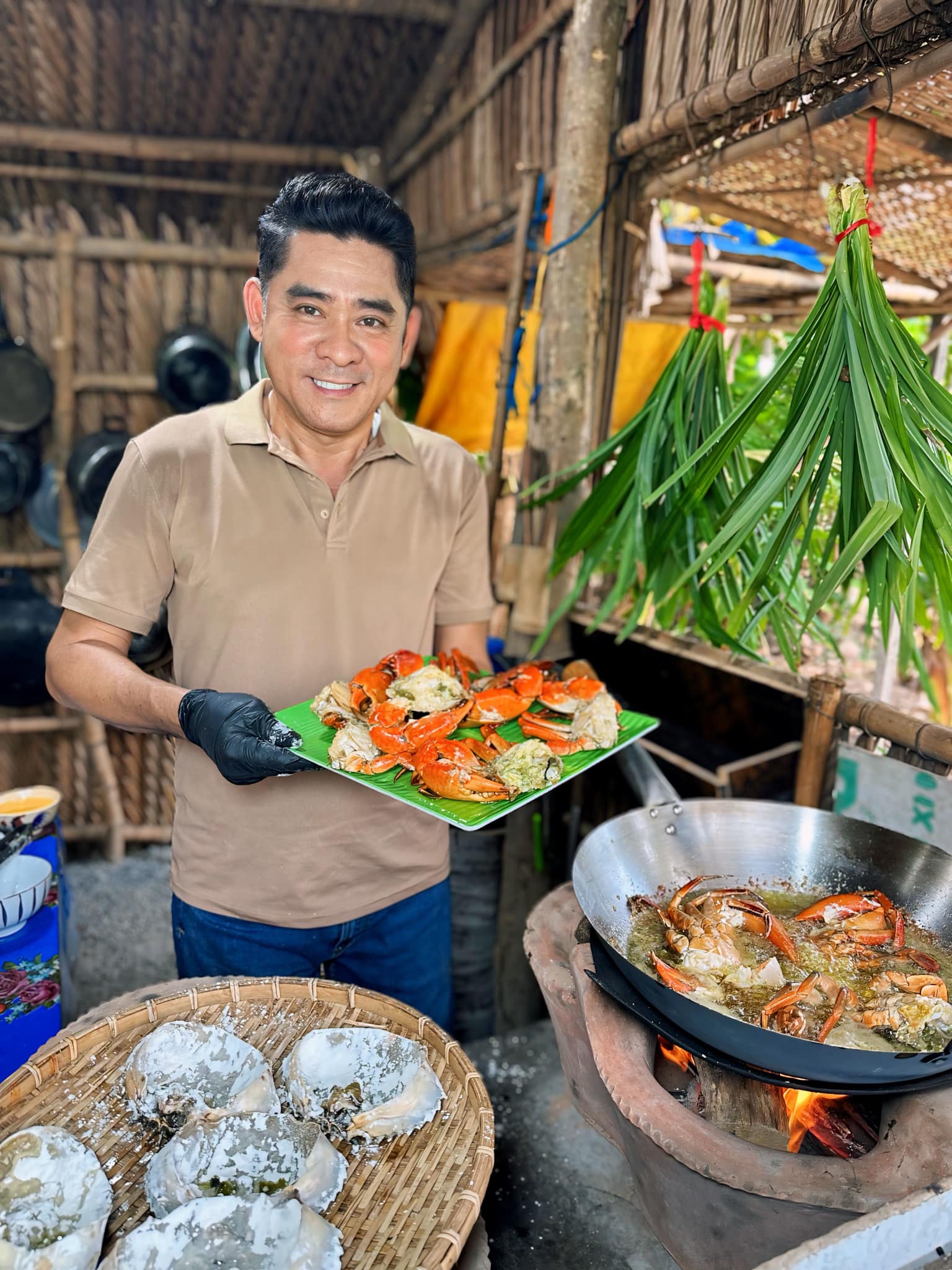 "Nam thần màn ảnh" U60 ở nhà tranh vách lá, làm clip nấu ăn hút triệu view, phong độ hơn tuổi- Ảnh 3.