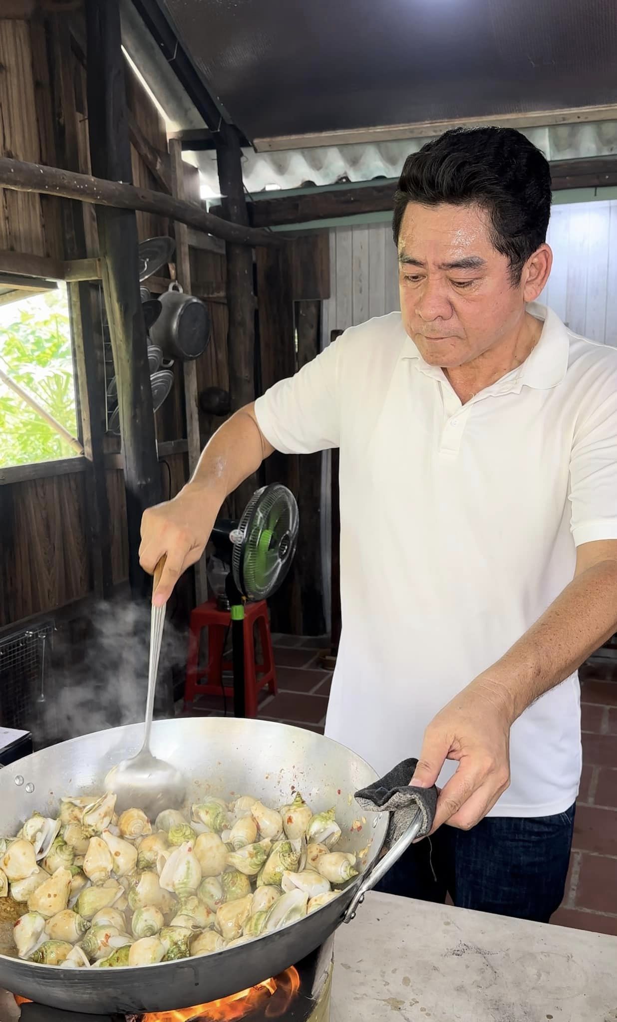 "Nam thần màn ảnh" U60 ở nhà tranh vách lá, làm clip nấu ăn hút triệu view, phong độ hơn tuổi- Ảnh 4.