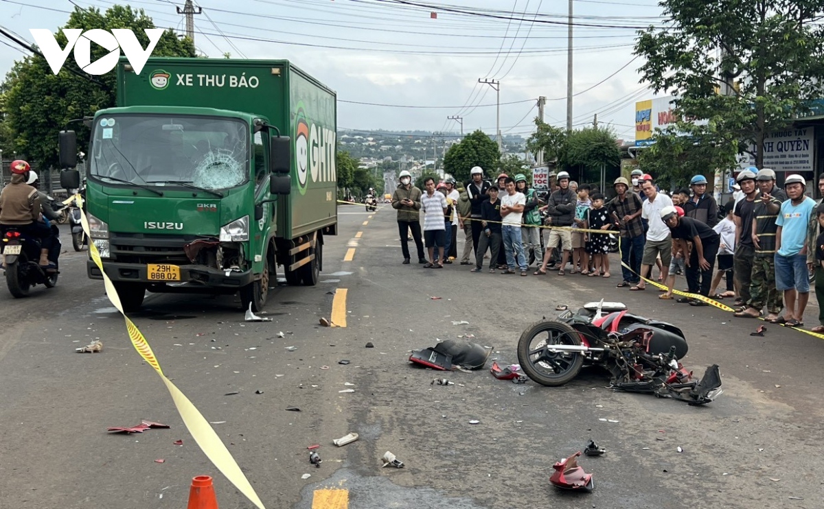 Va chạm với xe thư báo, 2 vợ chồng lớn tuổi đi xe máy tử vong- Ảnh 1.