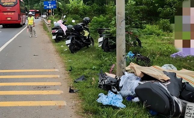 Xe máy lạc tay lái tông vào trụ đèn đường, 2 thanh niên thương vong- Ảnh 1.