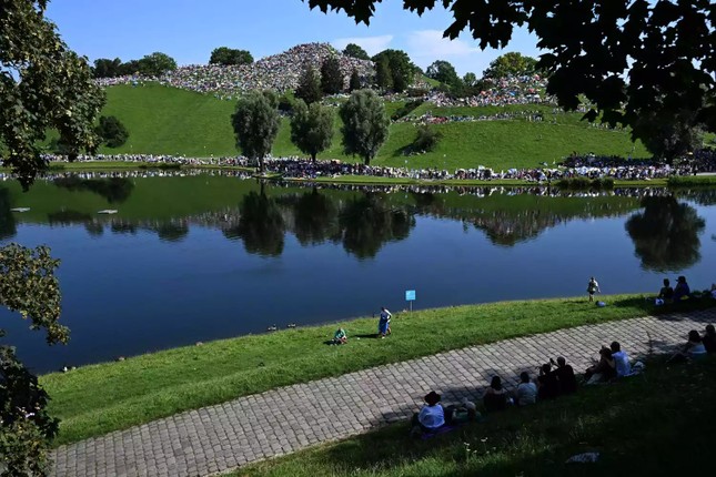 40,000 spectators filled the hill, "watching for free" Taylor Swift perform - Photo 5.