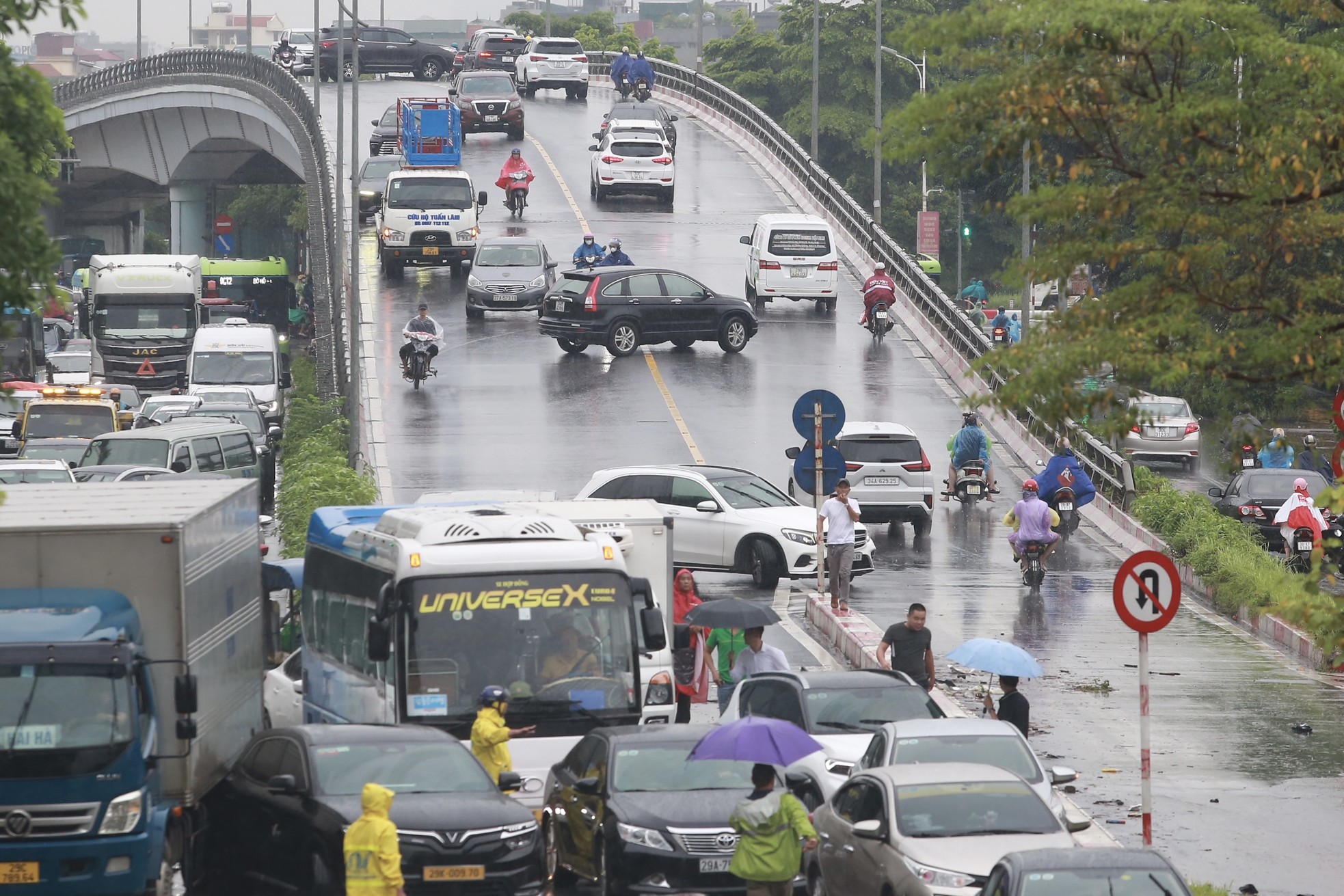 Đường Hà Nội thành 'sông' sau 30 phút mưa lớn, giao thông tê liệt- Ảnh 17.