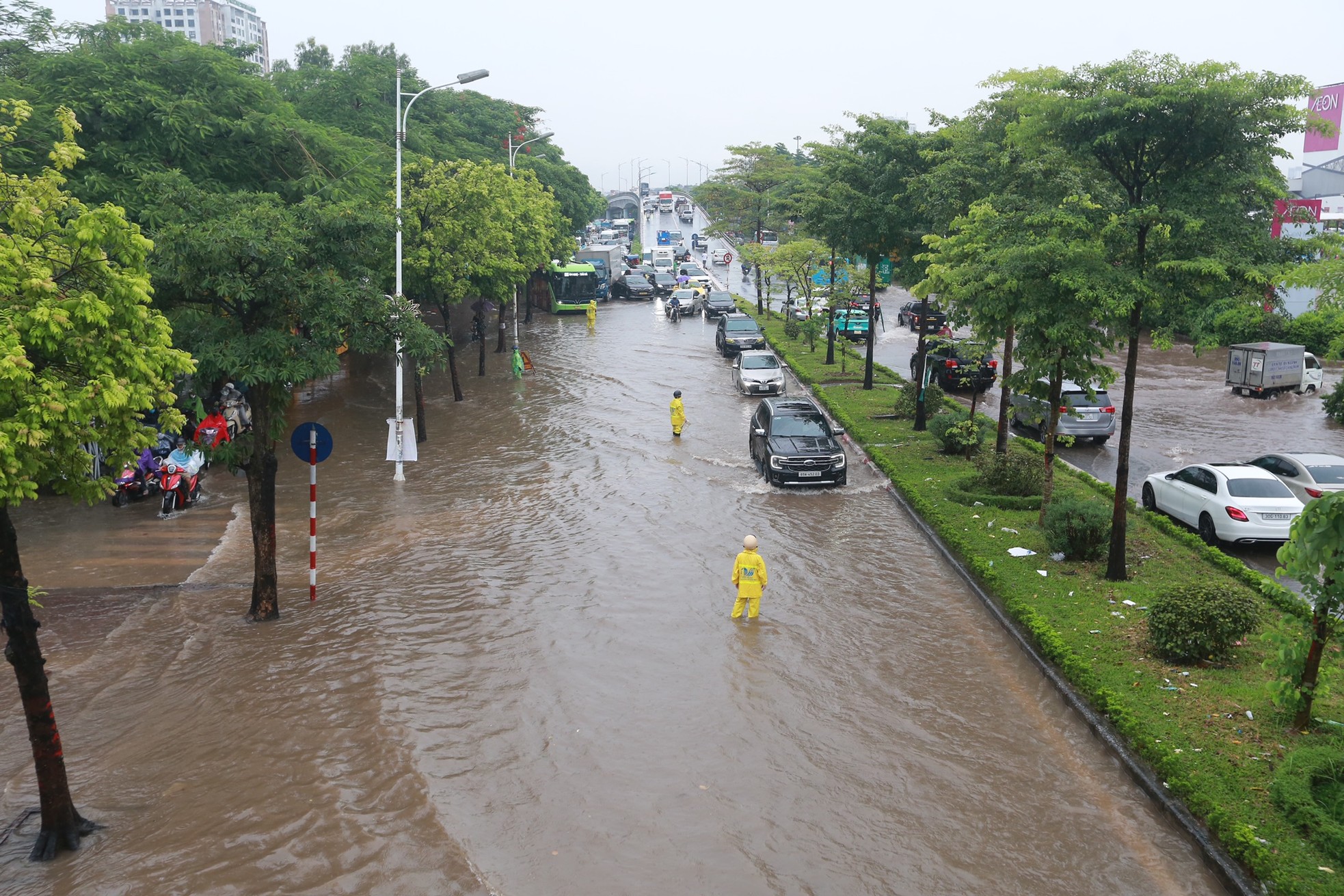 Đường Hà Nội thành 'sông' sau 30 phút mưa lớn, giao thông tê liệt- Ảnh 1.