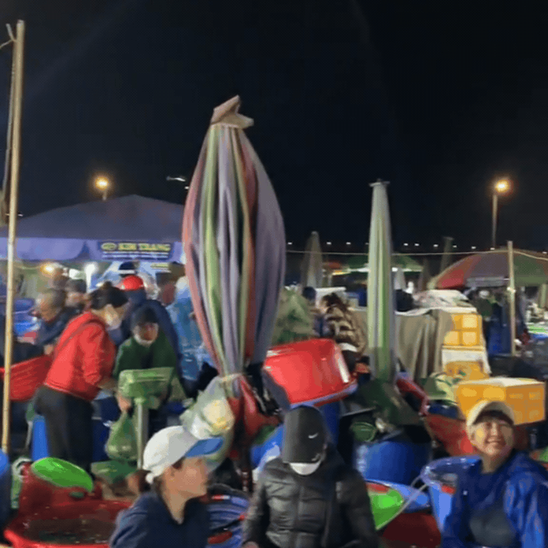 Gh&eacute; thăm chợ hải sản được mệnh danh "rẻ nhất miền Bắc", ai đi du lịch đều muốn đến &iacute;t nhất 1 lần- Ảnh 3.