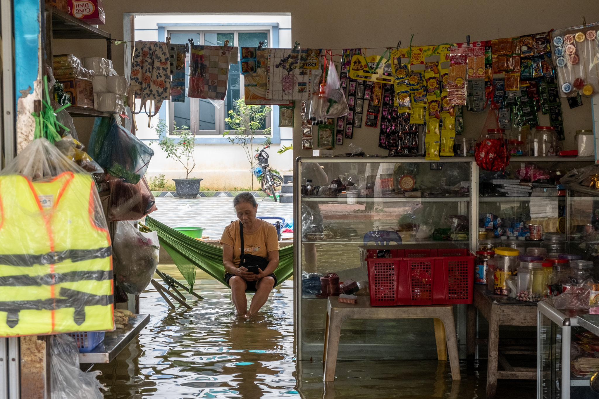 Một tuần sống cùng nước lũ của người dân ngoại thành Hà Nội: Chèo thuyền đi chợ, thả lưới bắt cá trước nhà- Ảnh 16. Một tuần sống cùng nước lũ của người dân ngoại thành Hà Nội: Chèo thuyền đi chợ, thả lưới bắt cá trước nhà- Ảnh 16.