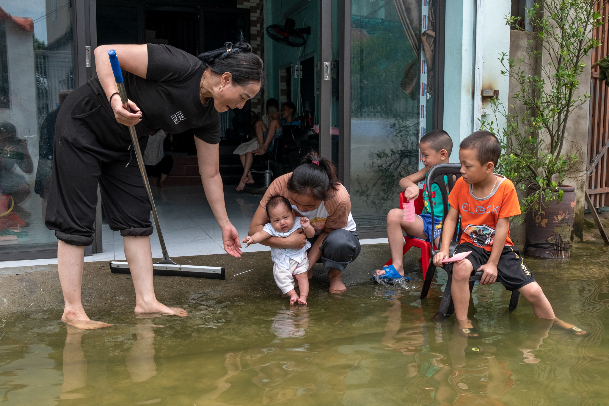 Một tuần sống cùng nước lũ của người dân ngoại thành Hà Nội: Chèo thuyền đi chợ, thả lưới bắt cá trước nhà- Ảnh 27.