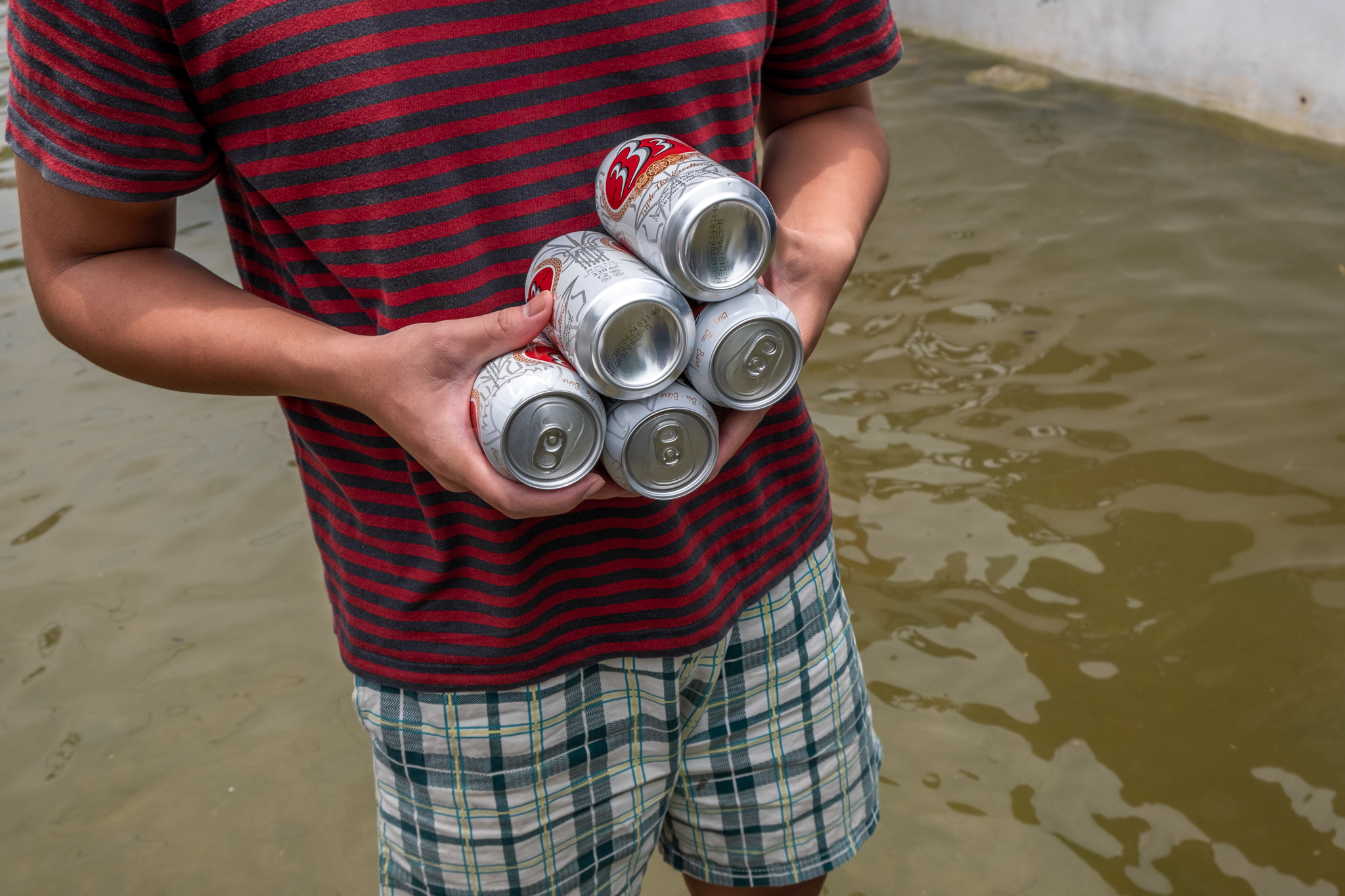 Một tuần sống cùng nước lũ của người dân ngoại thành Hà Nội: Chèo thuyền đi chợ, thả lưới bắt cá trước nhà- Ảnh 25. Một tuần sống cùng nước lũ của người dân ngoại thành Hà Nội: Chèo thuyền đi chợ, thả lưới bắt cá trước nhà- Ảnh 25.