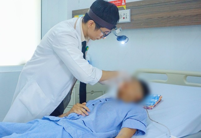 Thanh niên bị đâm dao vào mặt đứt nhiều động mạch, máu phun thành vòi- Ảnh 2.