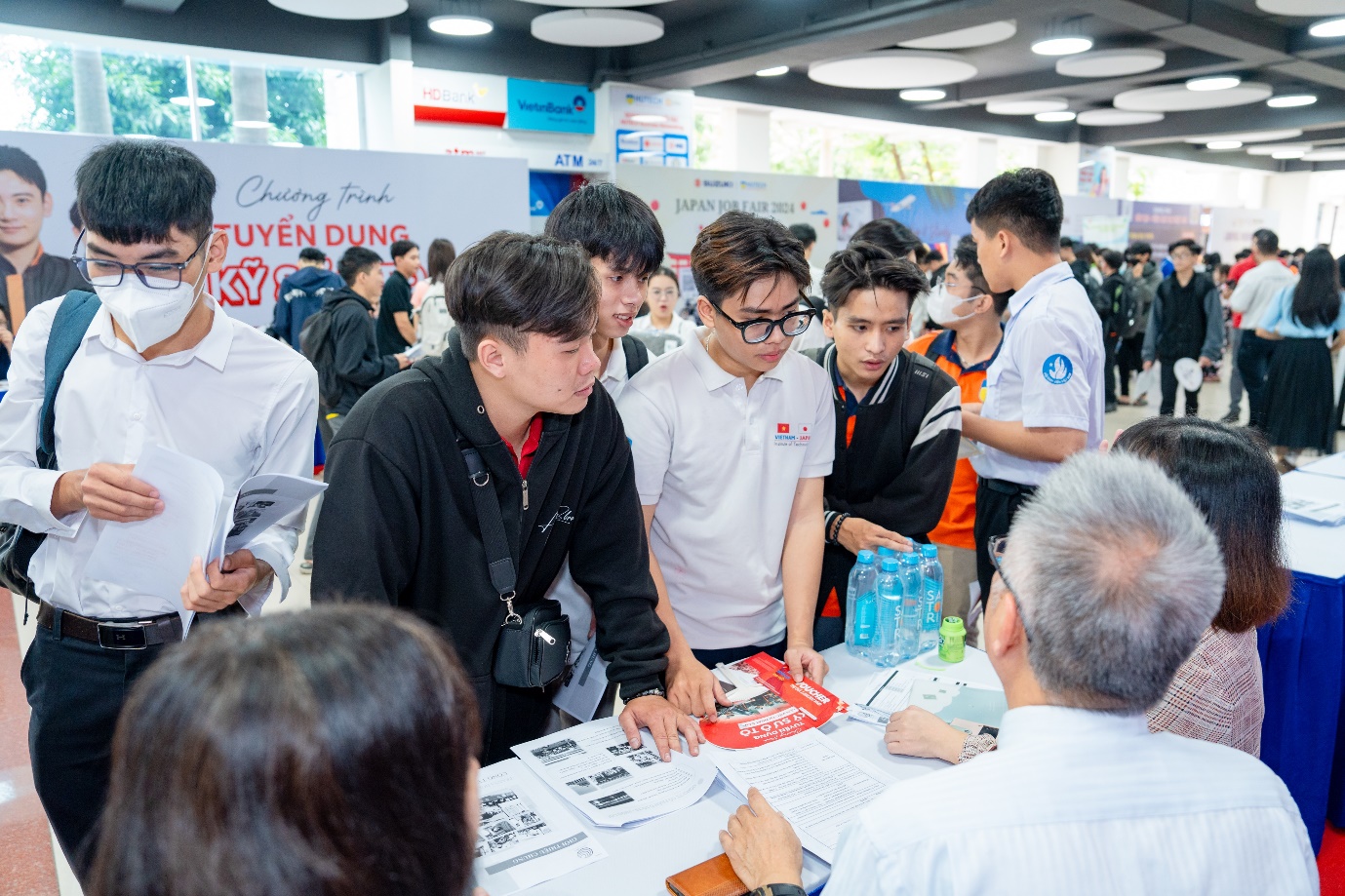 Sinh viên xúng xính CV săn việc cùng doanh nghiệp Nhật tại Japan Job Fair 2024- Ảnh 1.