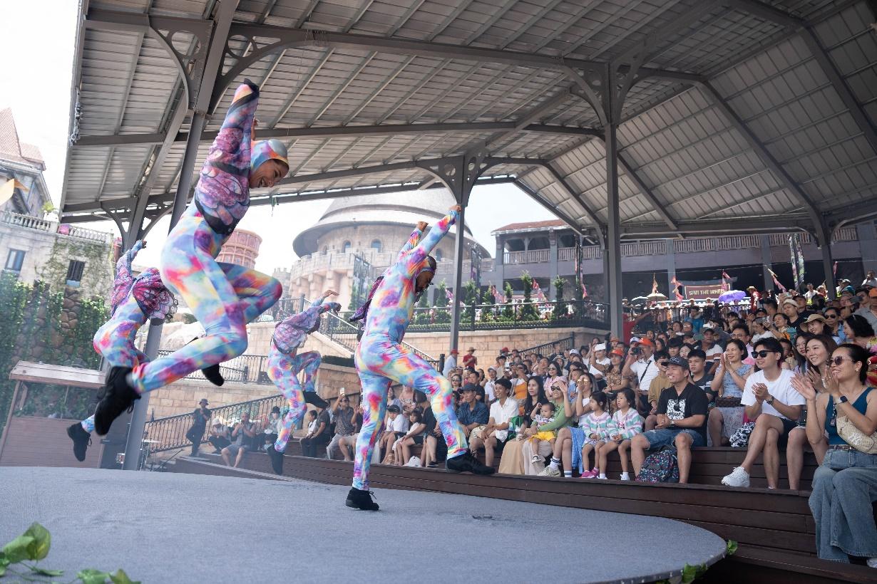 Show diễn lu&ocirc;n &ldquo;k&iacute;n chỗ&rdquo; tại đỉnh B&agrave; N&agrave; h&egrave; n&agrave;y- Ảnh 3.