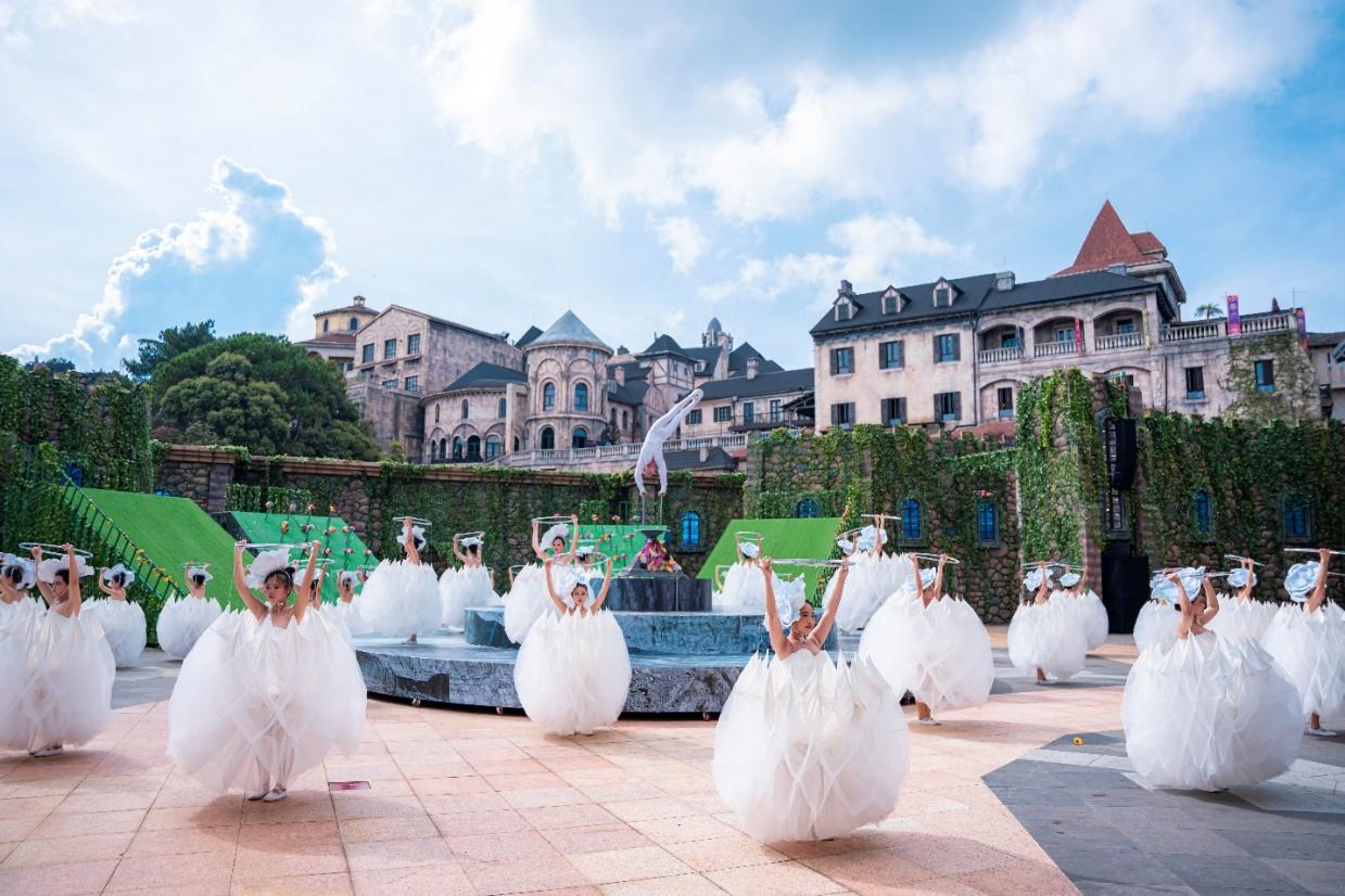 Show diễn lu&ocirc;n &ldquo;k&iacute;n chỗ&rdquo; tại đỉnh B&agrave; N&agrave; h&egrave; n&agrave;y- Ảnh 4.