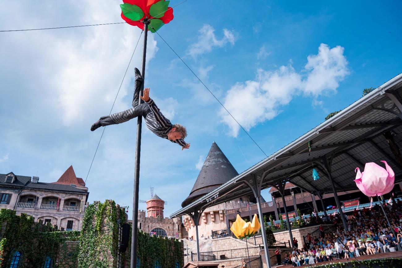 Show diễn lu&ocirc;n &ldquo;k&iacute;n chỗ&rdquo; tại đỉnh B&agrave; N&agrave; h&egrave; n&agrave;y- Ảnh 6.