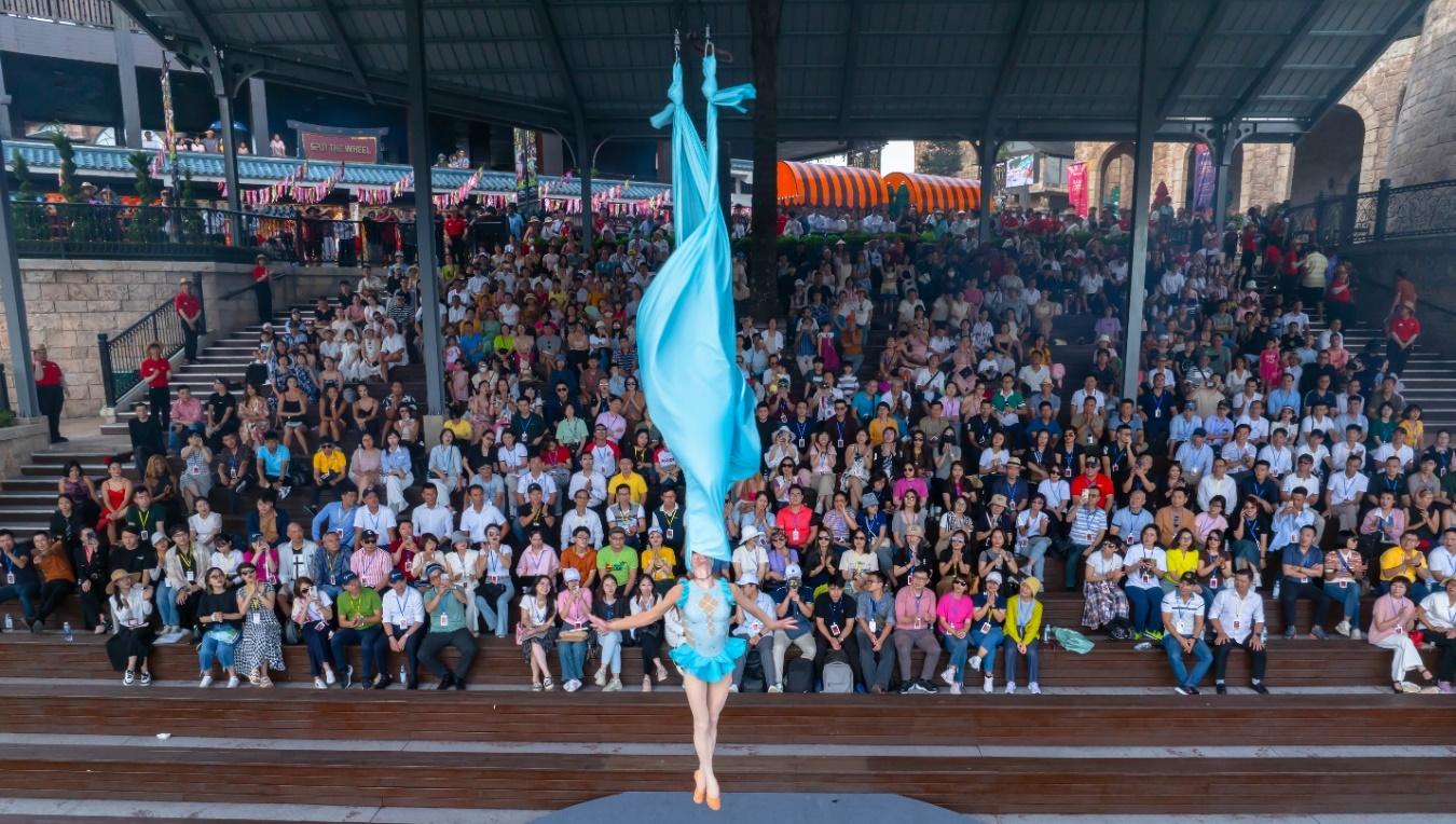 Show diễn lu&ocirc;n &ldquo;k&iacute;n chỗ&rdquo; tại đỉnh B&agrave; N&agrave; h&egrave; n&agrave;y- Ảnh 7.