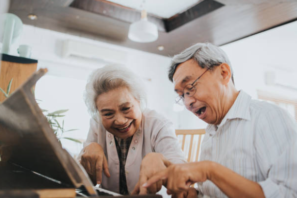 Sau tuổi 50, đừng ti&ecirc;u tốn tiền bạc lẫn năng lượng một c&aacute;ch bừa b&atilde;i v&agrave;o 5 thứ n&agrave;y, cuộc sống sẽ an nh&agrave;n hơn- Ảnh 3.