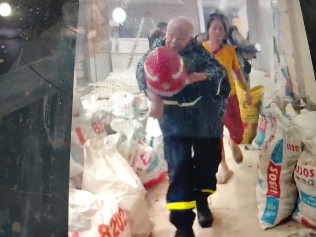 Nhân chứng vụ cháy cửa hàng ở Hà Nội sáng nay: Cửa cuốn tầng 1 đóng kín nên mọi nỗ lực đều bất thành - Ảnh 4.
