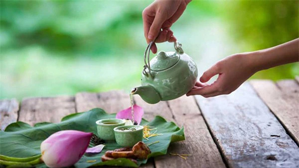 Loại lá phơi khô là thảo dược xanh Việt Nam đang sẵn: Nấu nước thành trà chống nắng tự nhiên, da trắng dáng thon - Ảnh 3.