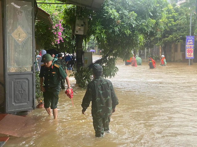 VIDEO: Nước lũ cuồn cuộn đổ về, nhiều nơi ở Hà Giang lại ngập sâu - Ảnh 1.
