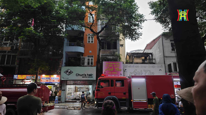 Nhân chứng vụ cháy cửa hàng ở Hà Nội sáng nay: Cửa cuốn tầng 1 đóng kín nên mọi nỗ lực đều bất thành - Ảnh 2.
