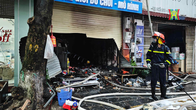 Nhân chứng vụ cháy cửa hàng ở Hà Nội sáng nay: Cửa cuốn tầng 1 đóng kín nên mọi nỗ lực đều bất thành - Ảnh 1.