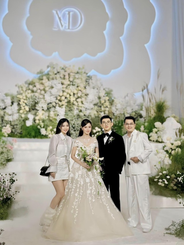Một cặp đôi đình đám tiết lộ thời điểm tổ chức đám cưới sau khi dự hôn lễ của Midu và thiếu gia Minh Đạt - Ảnh 1.