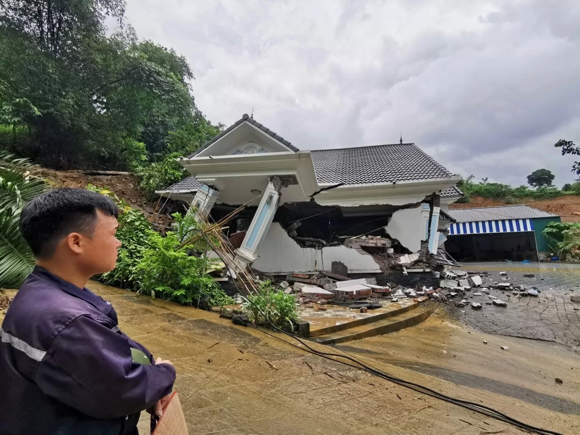 Vụ biệt thự tiền tỉ đổ sập ở Hà Nội: Chưa thể tiếp cận hiện trường, mong muốn lớn nhất là tìm thấy di ảnh bố- Ảnh 1.